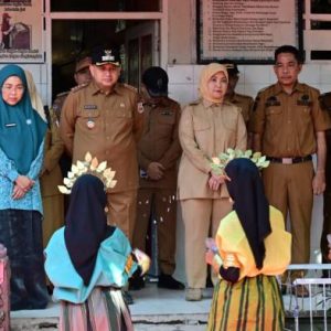 Pemkot Makassar Distribusikan Seragam Sekolah Gratis di Pulau Sangkarang  