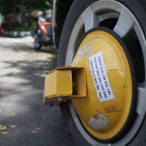 Parkir Liar, Dishub Makassar Gembok Sejumlah Mobil di Jalan A Yani