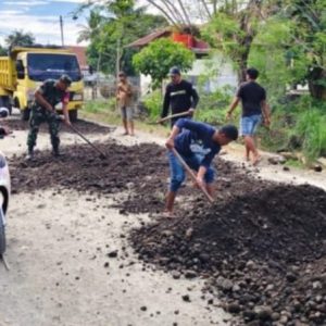 Anggota DPRD Takalar Mansyur Salam Ikut Gotong Royong Perbaiki Jalan Rusak di Bulukunyi