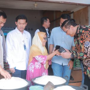 Cek Harga Beras, Direktur Bapanas Sidak Bulog dan Pasar Sengkang