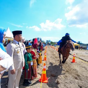 Pertama Kali Digelar, Gubernur Sudirman Buka Lomba Berkuda dan Memanah