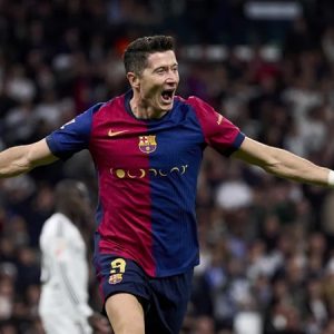 Lewandowski Segera Pensiun, Barcelona Bidik Vlahovic