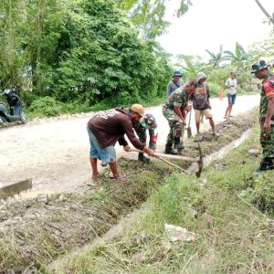 Koramil Takkalalla-Warga Bocco Gotong Royong Normalisasi Saluran Air