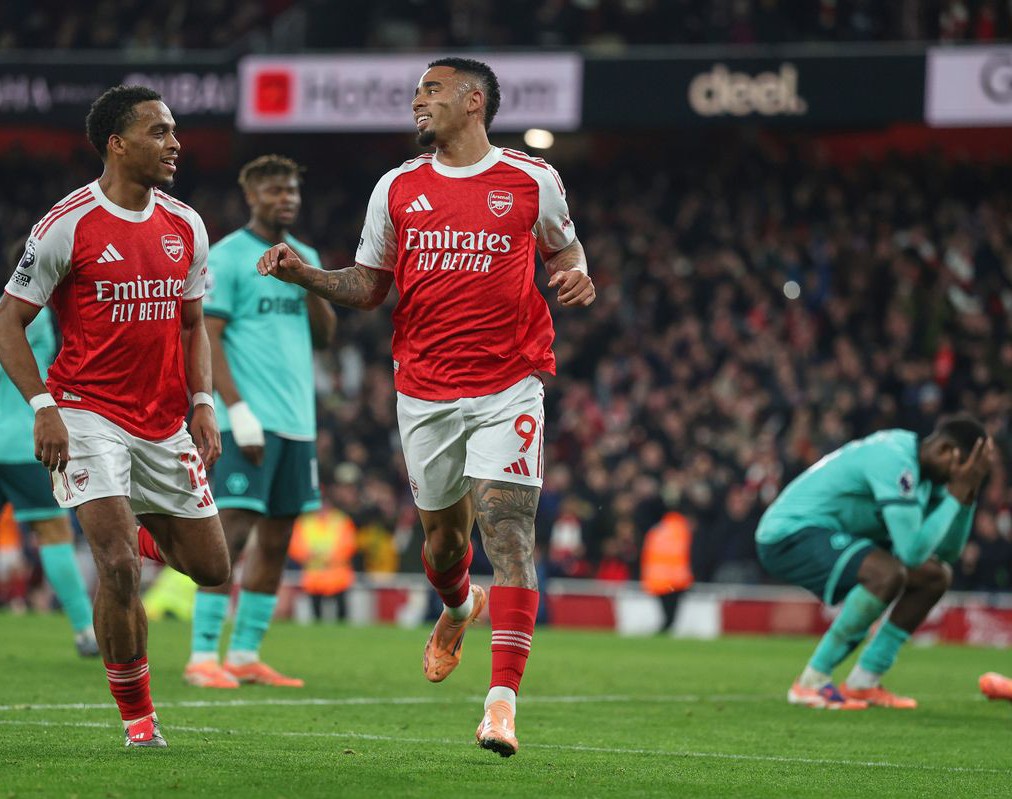 Liga Inggris: Dramatis, 2 Gol Bunuh Diri Bawa Arsenal Tekuk Wolves