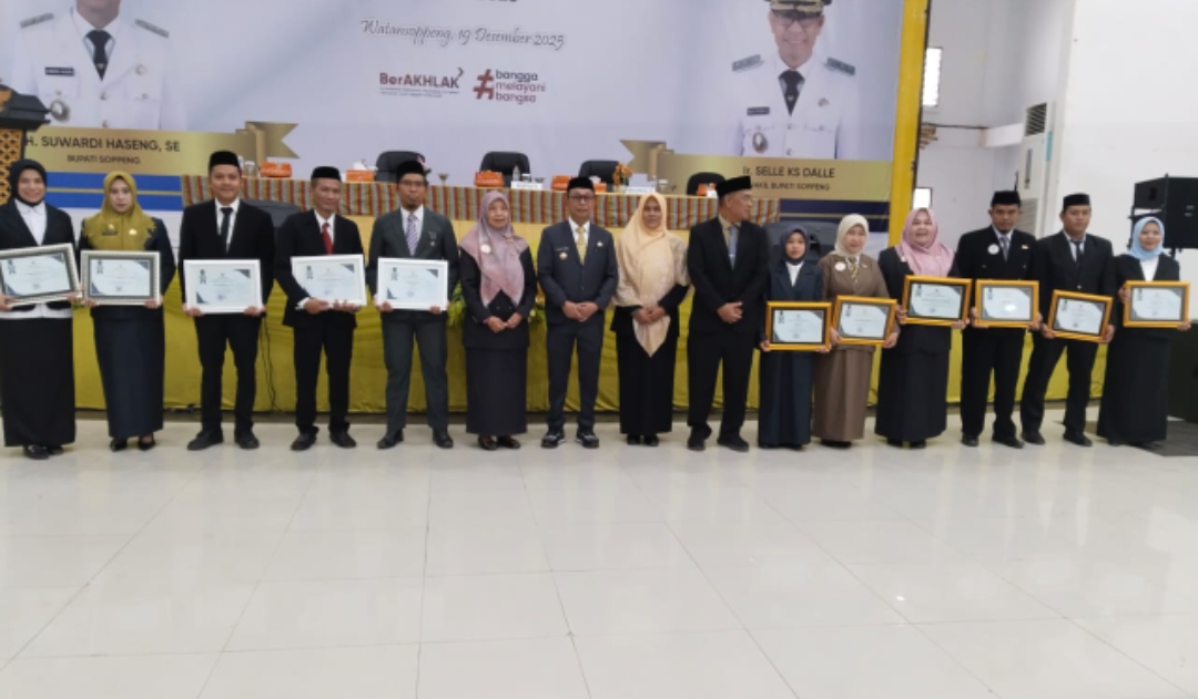 Bupati Soppeng Sematkan Penghargaan Satyalancana Karya Satya kepada 604 ASN