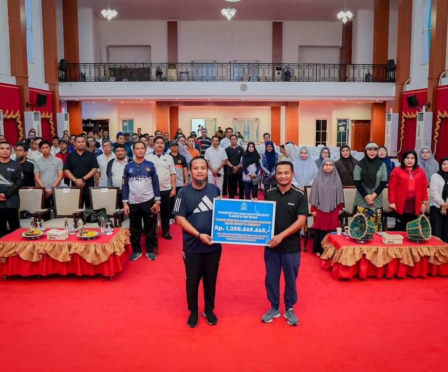 Gubernur Sudirman Terima Donasi dari Pemkab Bone Rp 1,2 M untuk Korban Bencana Sumatera-Aceh