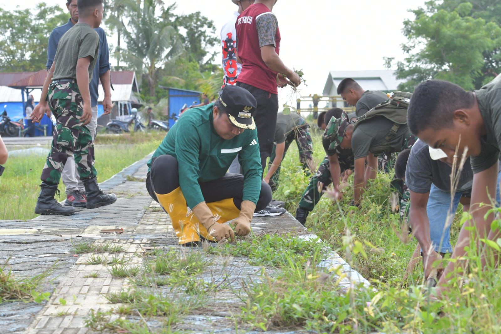 Gandeng TNI, Bupati Andi Rahim Pimpin Bersih-bersih Pasar Bonebone