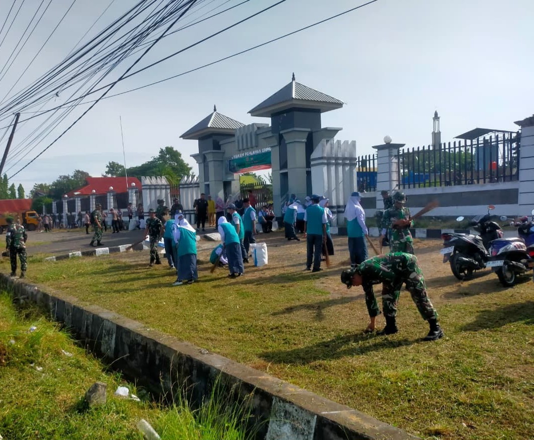 HUT Korem Toddopuli, Kodim Wajo Ajak Pelajar Bersih-bersih di TMP Empagae