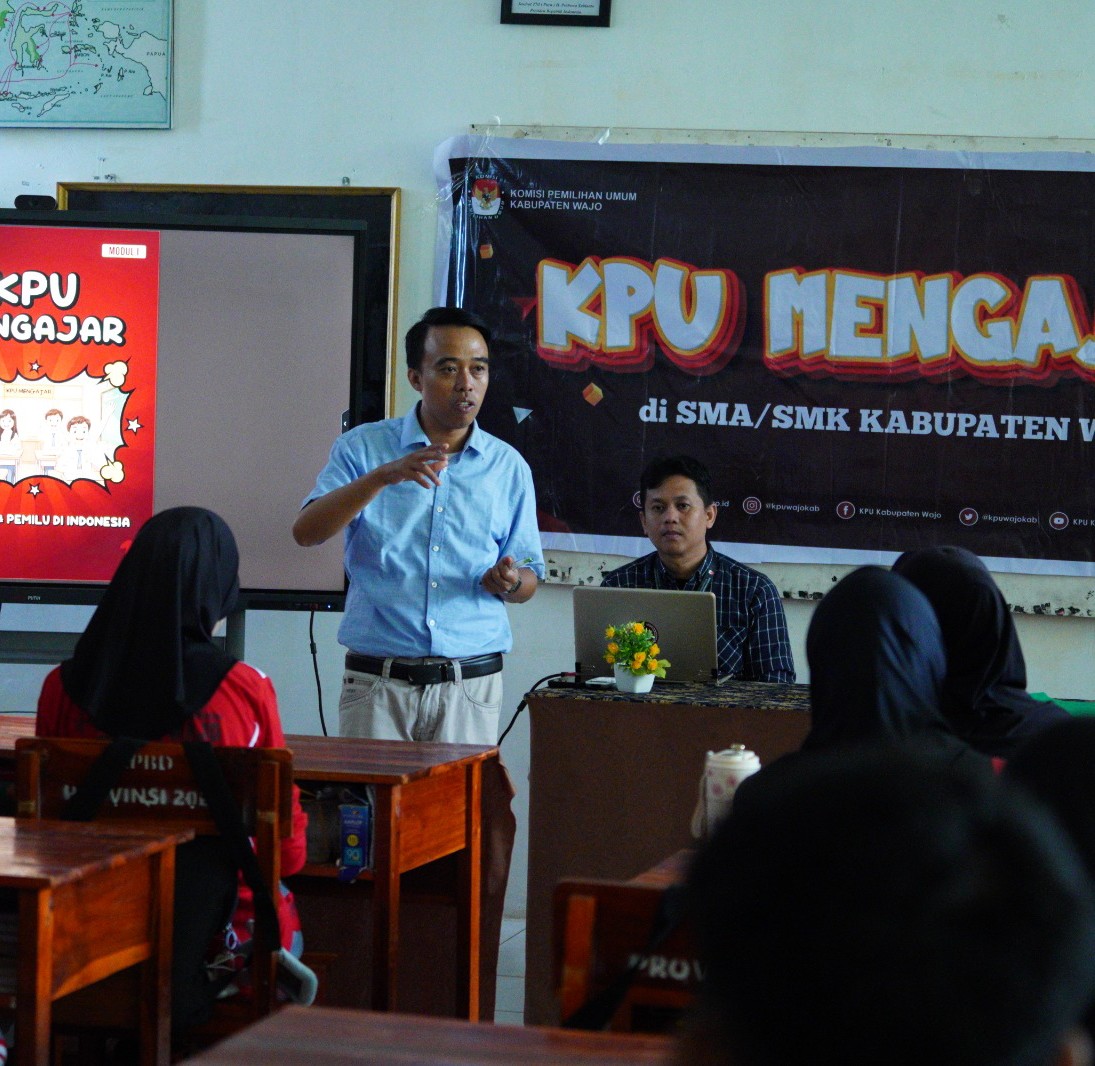 KPU Beri Edukasi Demokrasi dan Pemilu di SMAN 1 Wajo