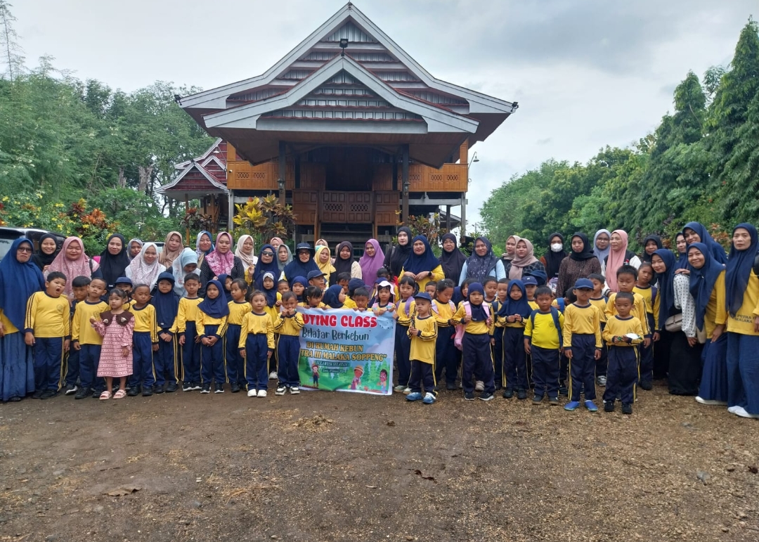 Edukasi Alam, Puluhan Murid TK Putra III Malaka Soppeng Belajar Berkebun