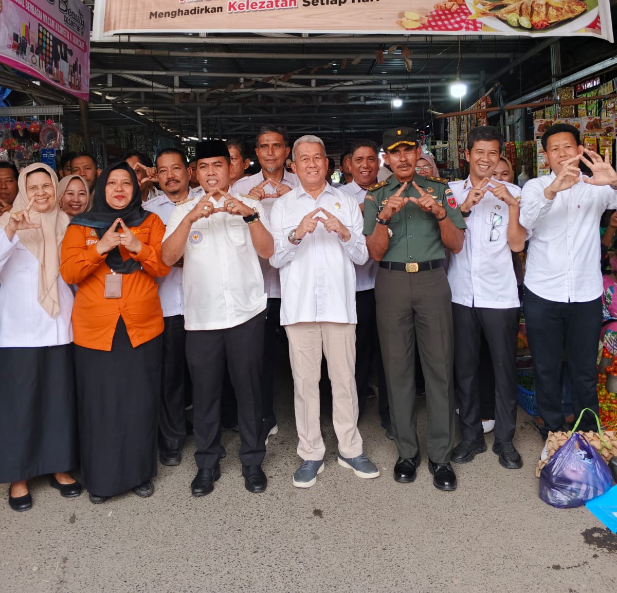 Jelang Ramadan, Ketua DPRD-Bupati Wajo Cek Harga Pangan di Pasar Mini Sengkang