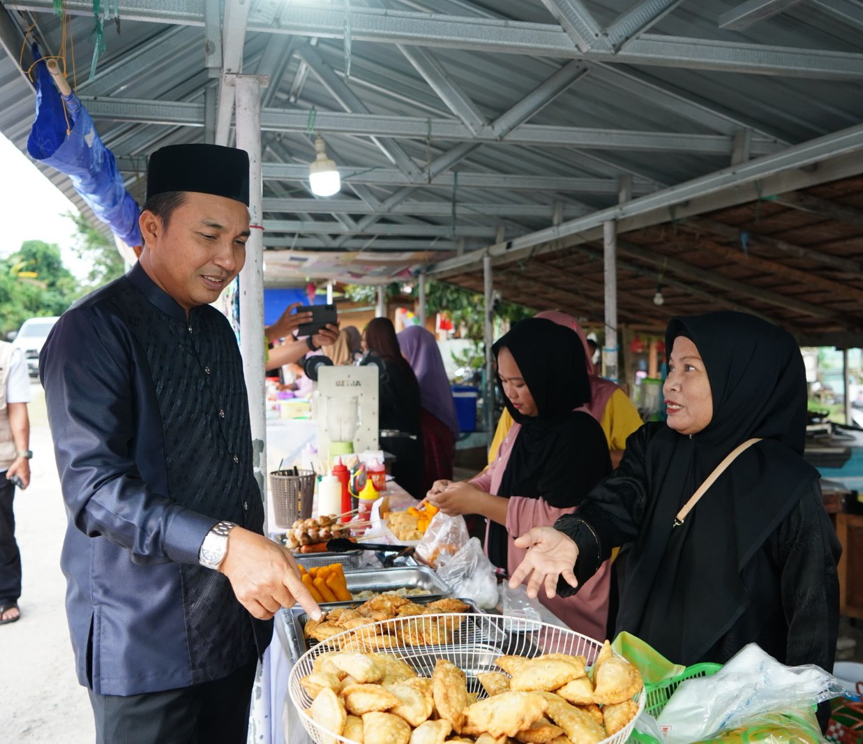 Bupati Lutra Abdullah Rahim Borong Takjil di Pusat Kuliner Sabbang
