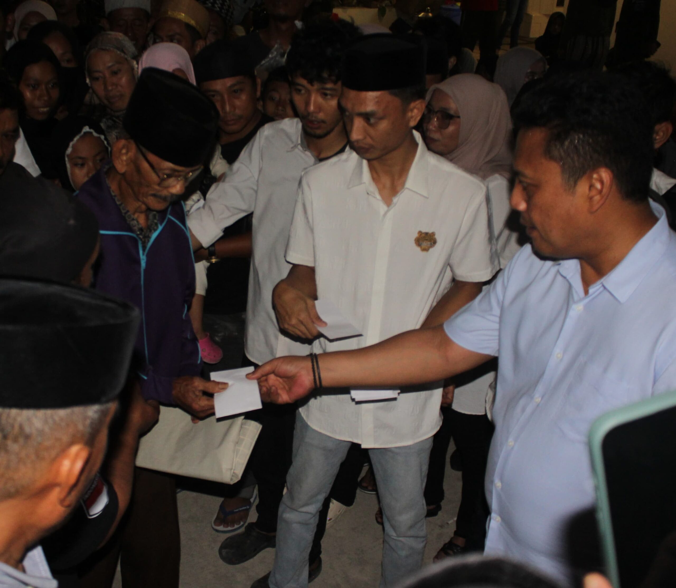 AIA Bagi-bagi Paket Sembako dan Santunan kepada Anak Yatim-Duafa di Wajo