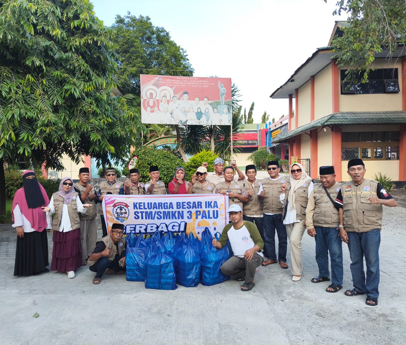 IKA STM Negeri Palu Bagi 500 Takjil ke Pengendara di Jalan Santigi