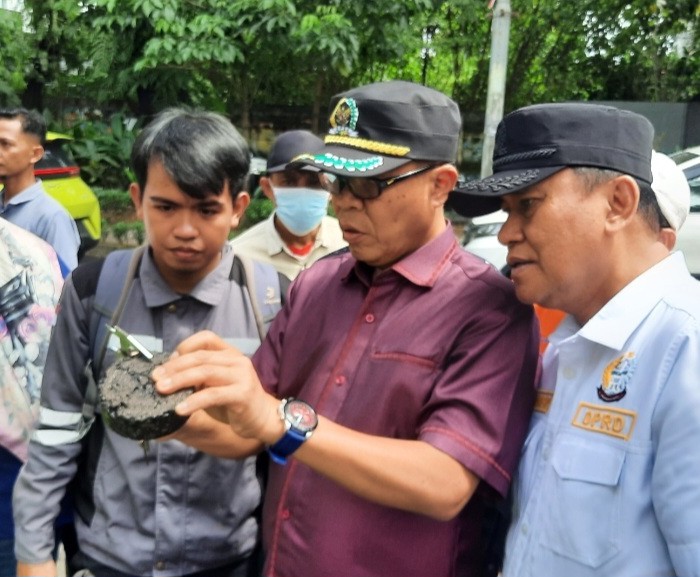 DPRD dan Tim Teknis Cek Ketebalan Aspal Jalan Hertasning, ini Hasilnya