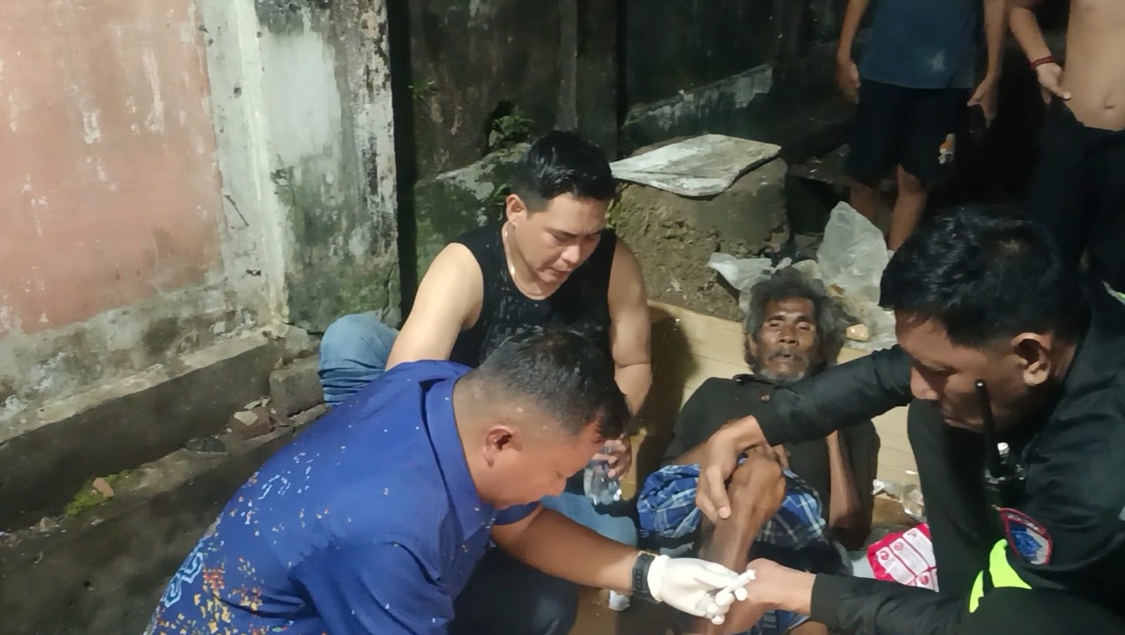 Patut Diapresiasi! Unit Gakkum Laka Lantas Polrestabes Makassar Bergerak Cepat Berikan Bantuan Kemanusiaan