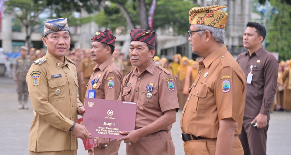 Mengabdi Puluhan Tahun, 3 PNS Dinas Pendidikan Lampung Selatan Diganjar Satyalancana Karya Satya di Hardiknas 2026