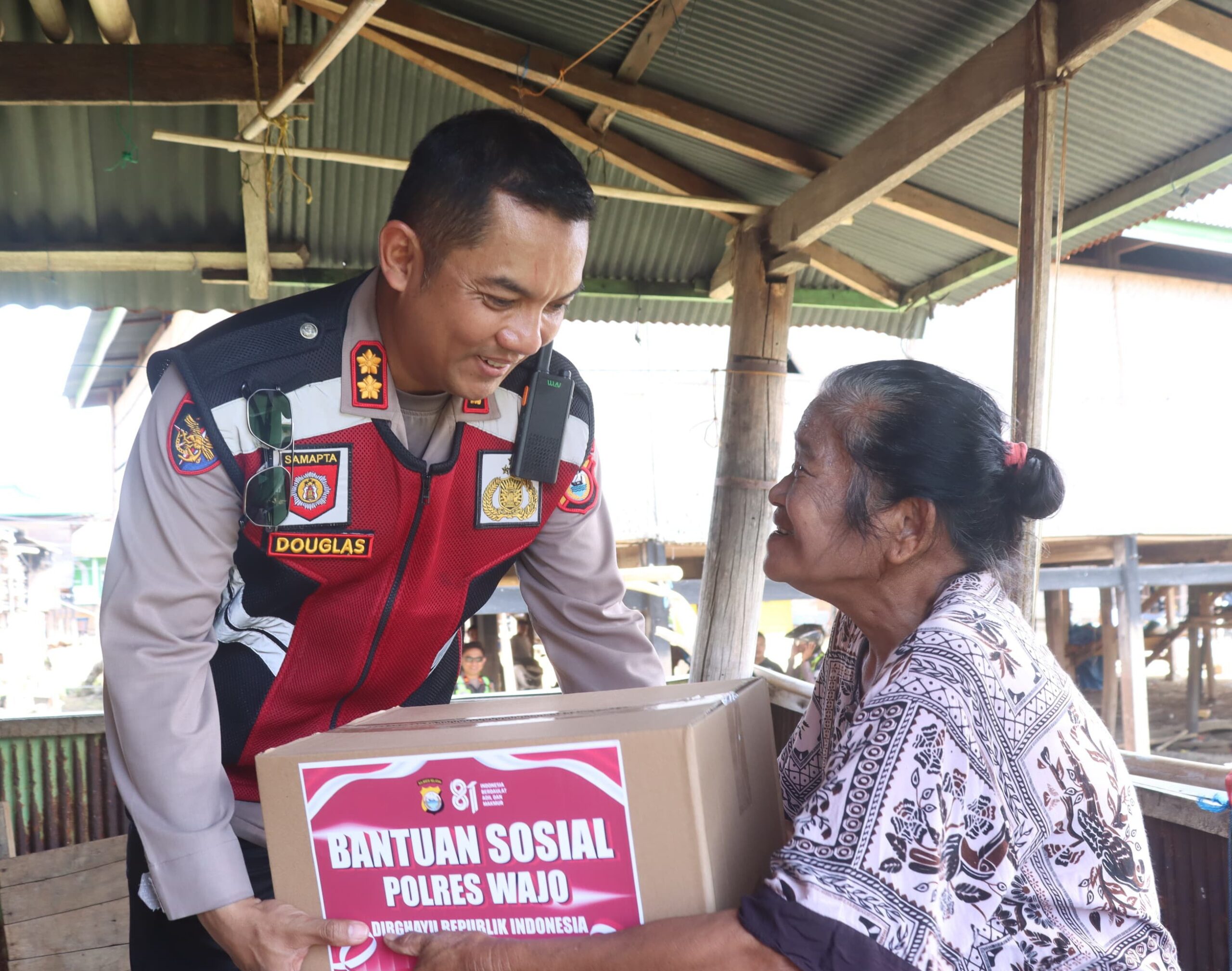 Sambut HUT RI, Kapolres Wajo Bagikan Paket Bansos untuk Warga di TPI 45