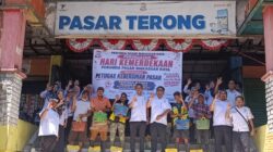 Semarak HUT RI ke-81, Perumda Pasar Makassar Berbagi Sembako untuk 80 Petugas Kebersihan