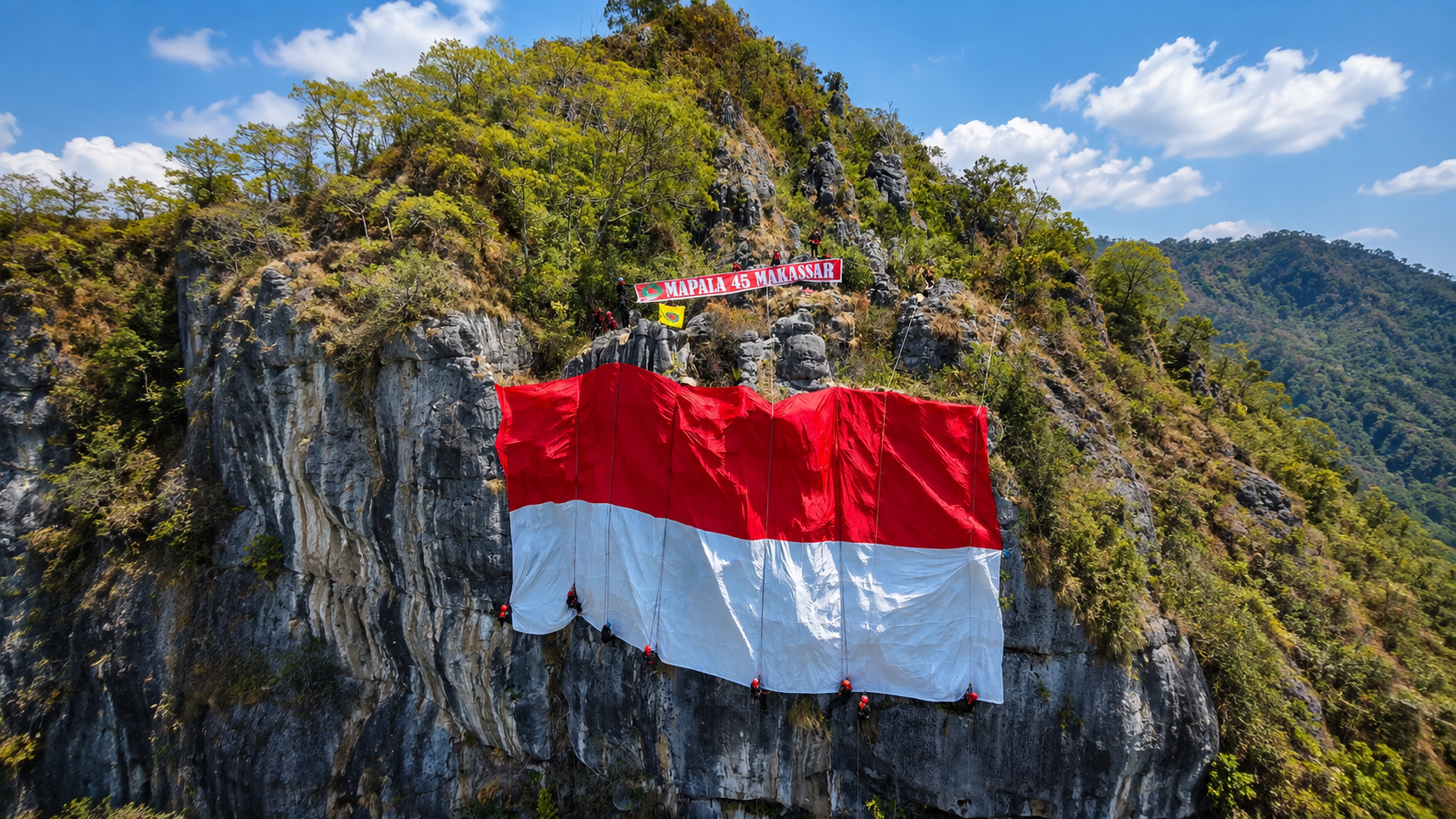 Bukan di Lapangan, MAPALA 45 Bentangkan Merah Putih 25 x 15 Meter di Tebing KM 5 Tana Toraja