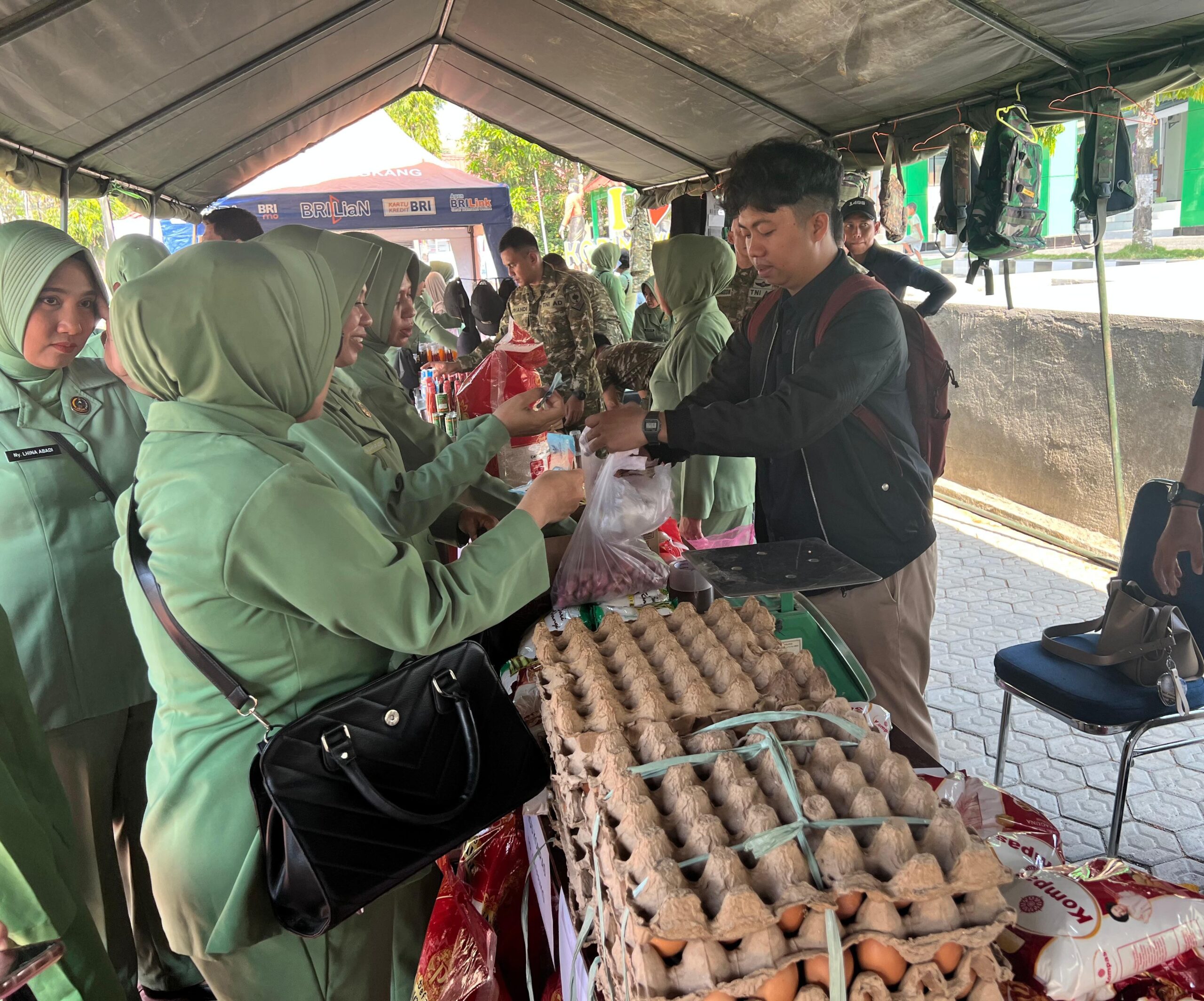 HUT Ke-81 TNI, Kodim Wajo Gelar Bazar Pasar Murah