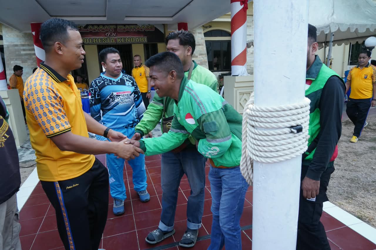 Kapolresta Kendari Jalin Kemitraan dengan Ojol, Salurkan Bantuan Sembako