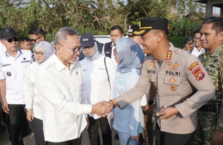 Kapolresta Kendari Dampingi Menko Pangan Temui Petani di Konawe Selatan