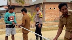 Peduli Warga Terdampak Kemarau, Bhabinkamtibmas Polsek Lambandia Salurkan Air Bersih.