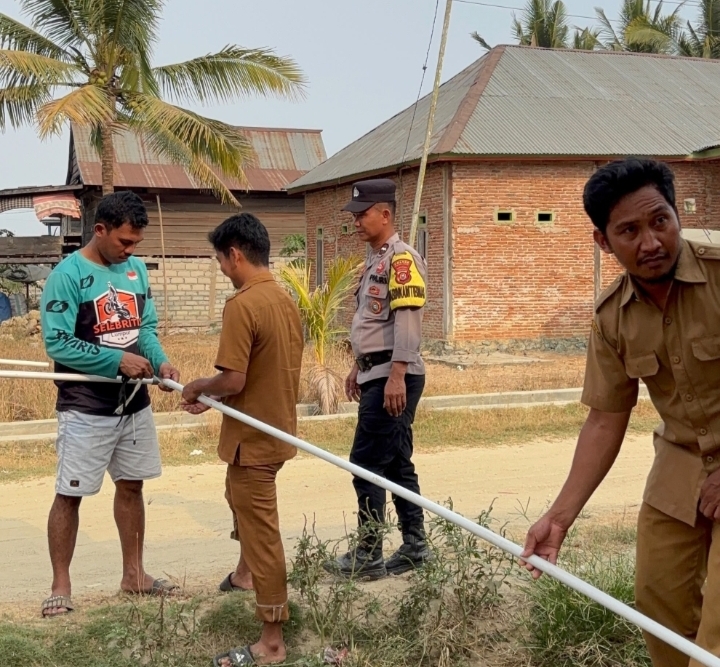 Peduli Warga Terdampak Kemarau, Bhabinkamtibmas Polsek Lambandia Salurkan Air Bersih.